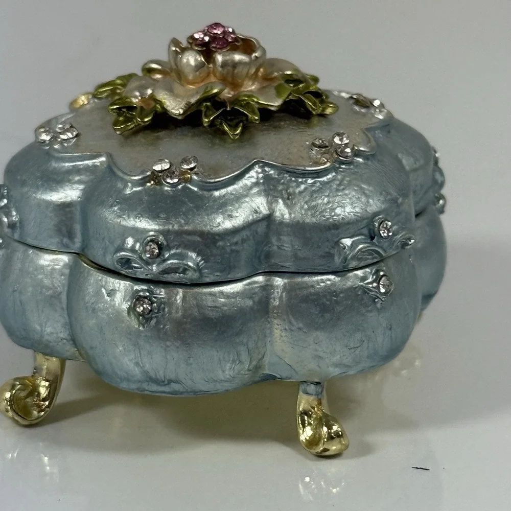 Ornate‎ Victorian Blue Pearl Flower Jewelry Trinket Box Hinged Magnet Closure